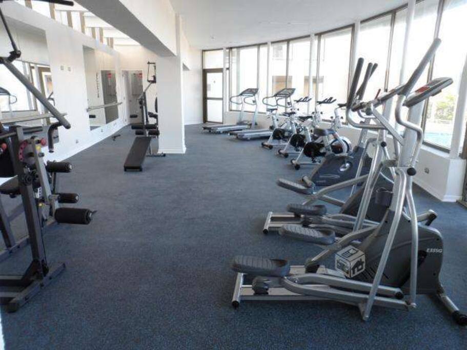 Gym desde las 9:00 am hasta las 12:00 am