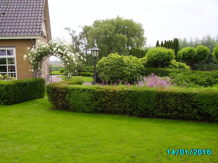 Tuin aan de zijkant villa
