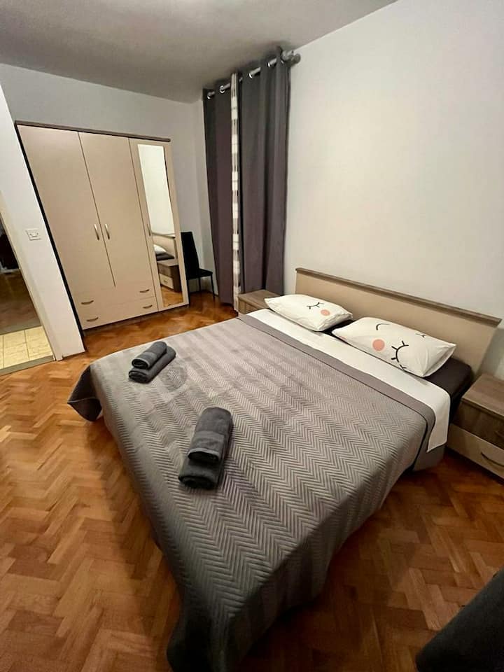 Dormitorio 1 con balcón.