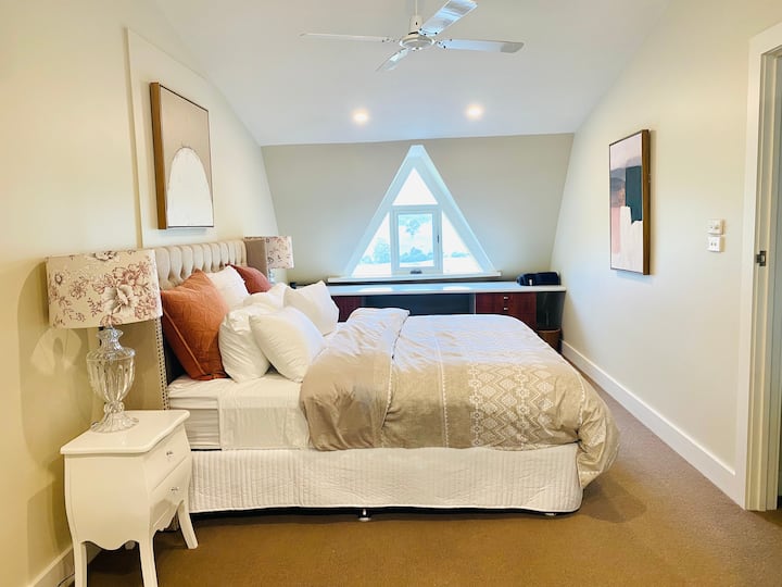 спална соба со брачен кревет (широк 180-2