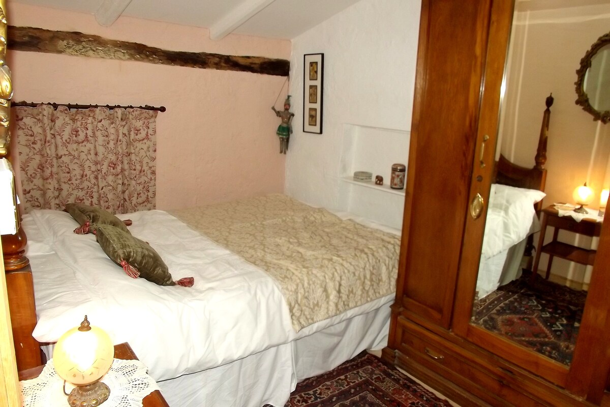 Втора спална соба со двоен кревет , гардеробер, соседна главна спална соба, идеална за семејство 