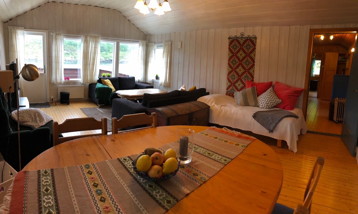 Всекидневна с изглед към морето