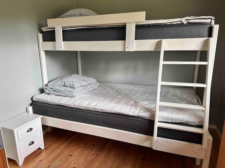 غرفة النوم 2
تم تجديده حديثًا في يونيو 2023. سرير بطابقين مع سرير عريض في الأسفل وسرير مفرد في الأعلى. إطلالة على الجبال وشمس الصباح.  تتوفر ستائر تعتيم. ملاحظة: لا يتم تضمين أغطية السرير، إلزامية للاستخدام! يمكن تأجيرها عند الطلب.