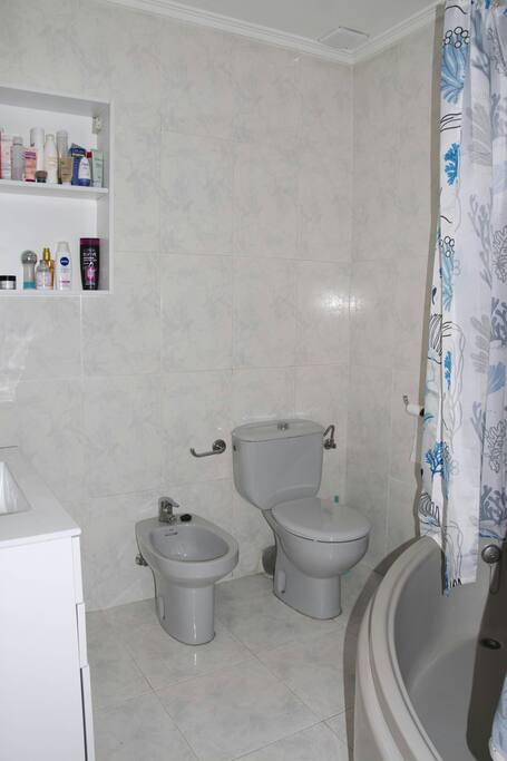 amplio bañó con bidé, champú, toallas...
bañera en forma de media luna, para acabar el día con un relajante baño
