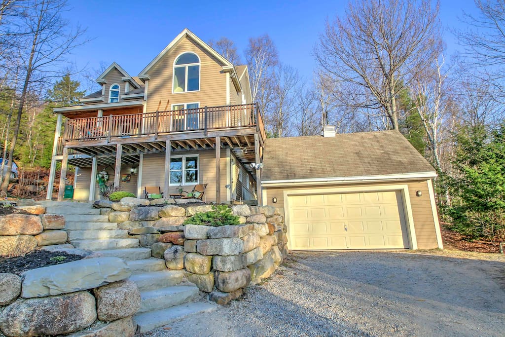 This 4-bedroom, 2.5-bathroom Jackson vacation rental house comfortably sleeps 6 and boasts a large wraparound deck with plantation chairs, swinging chair hammock, and mountain views. 2 car garage parking.