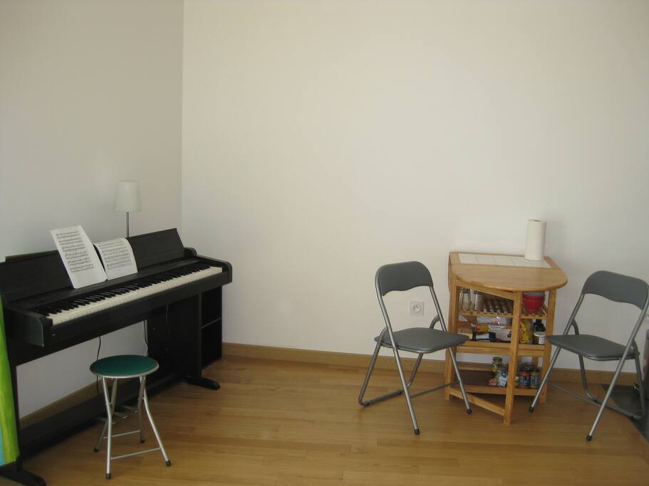 Le coin pour manger et le piano
