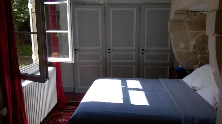 Habitación, cama doble 140 , muy buena ropa de cama 