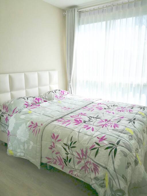 Bedroom with 1 Queen-Sized Bed