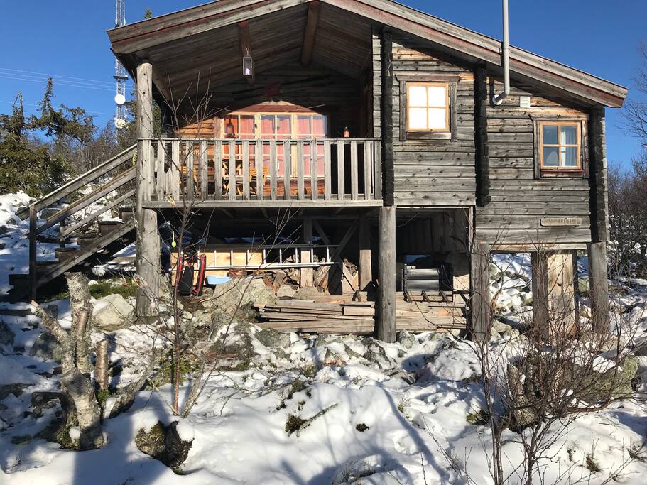 Vy från parkeringen framför huset