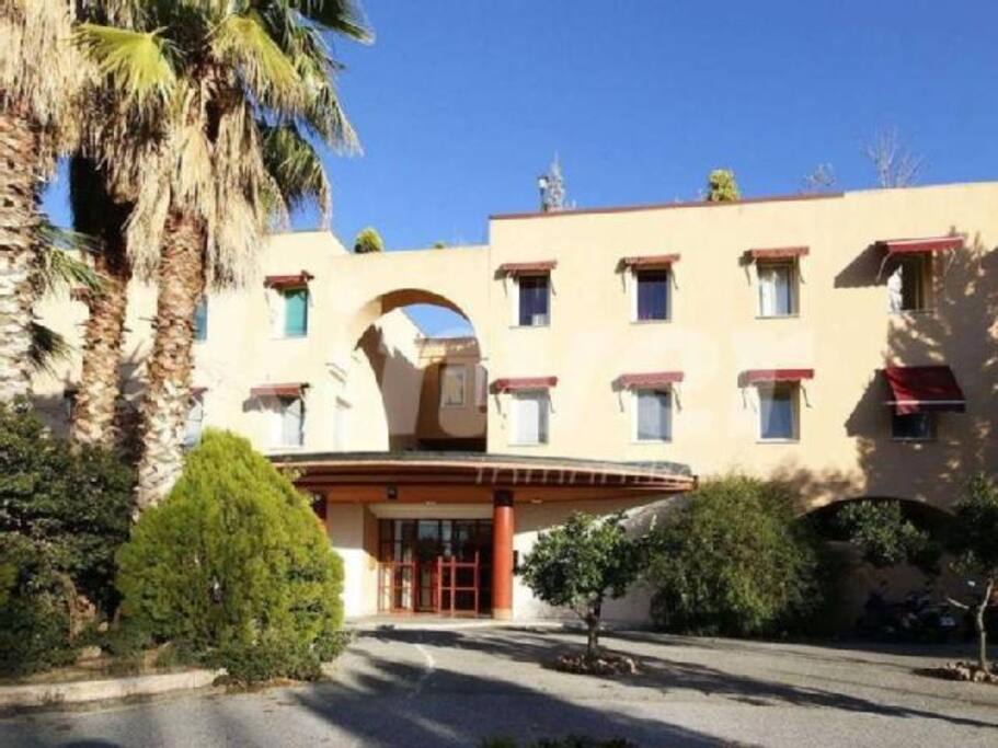 Entrada edificio (Apartahotel el serrallo)