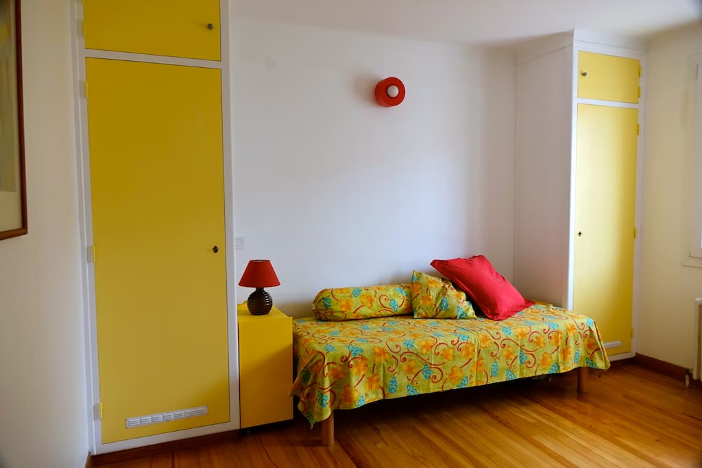chambre, lit 90 cm