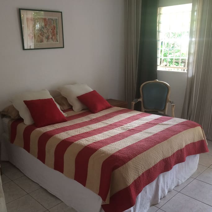 Chambre double avec dressing et climatiseur, ouverte sur varangue et jardin