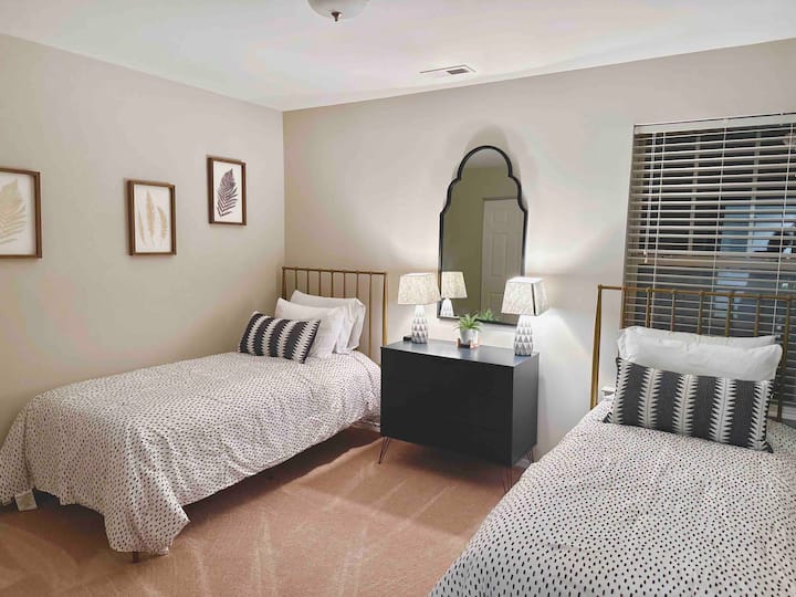 Два двокреветни кревета како слики тука, лоцирани  во средната спална соба на 2-ро ниво или опција за еден брачен кревет (широк 150-179 см)