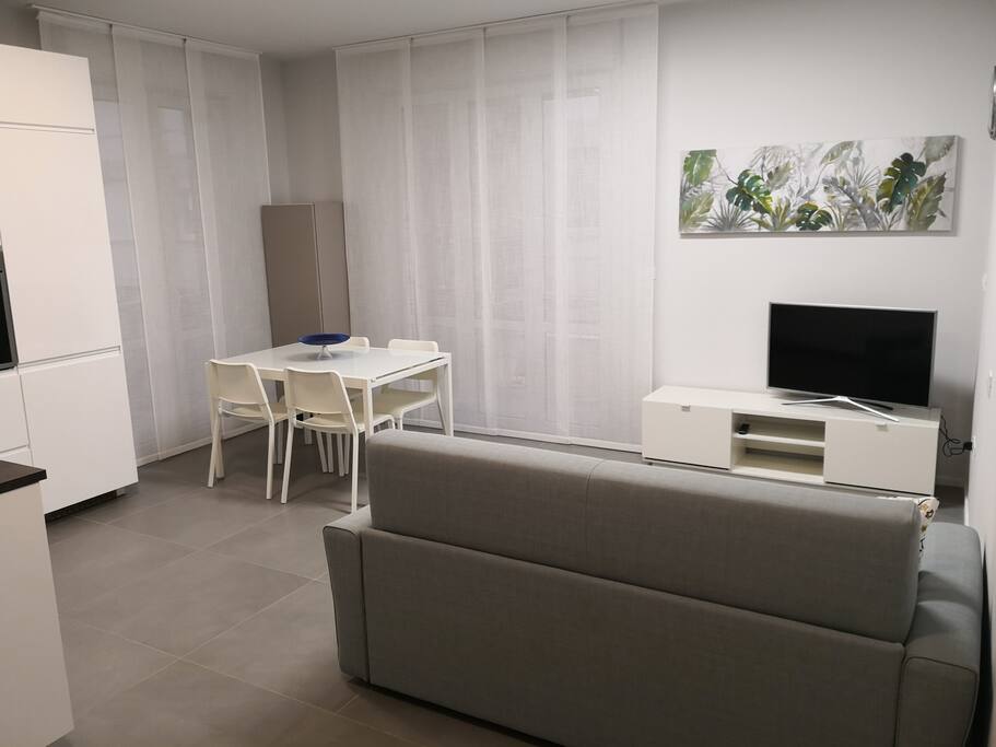 Salone con tavolo da pranzo