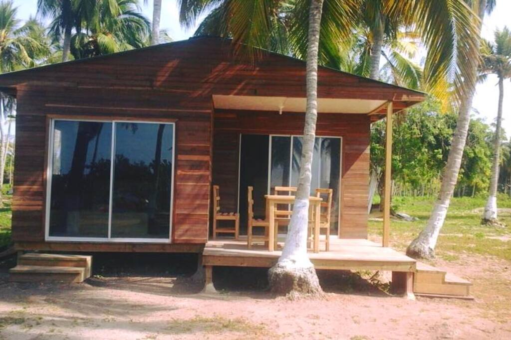 Cabaña: para 6 o 7 personas.
Cuenta con: 2 habitaciones
(1era habitación con cama matrimonial, 2da habitación dos camarotes), sala con sofá-cama, estufa y aire acondicionado; y se encuentra ubicada en frente de la playa.