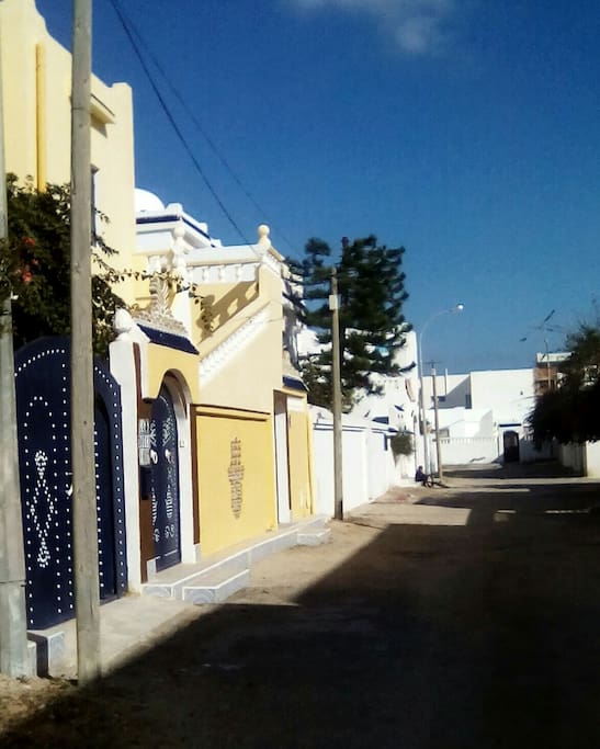 QUARTIER ET RUE
DEVANT LA VILLA