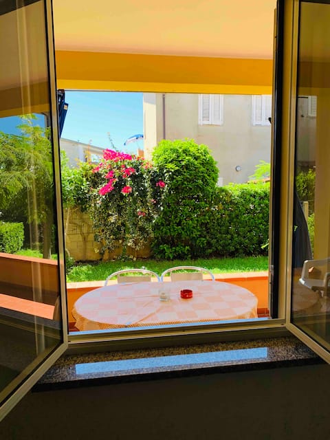 Modern 4-room apartment / 100 m from the beach