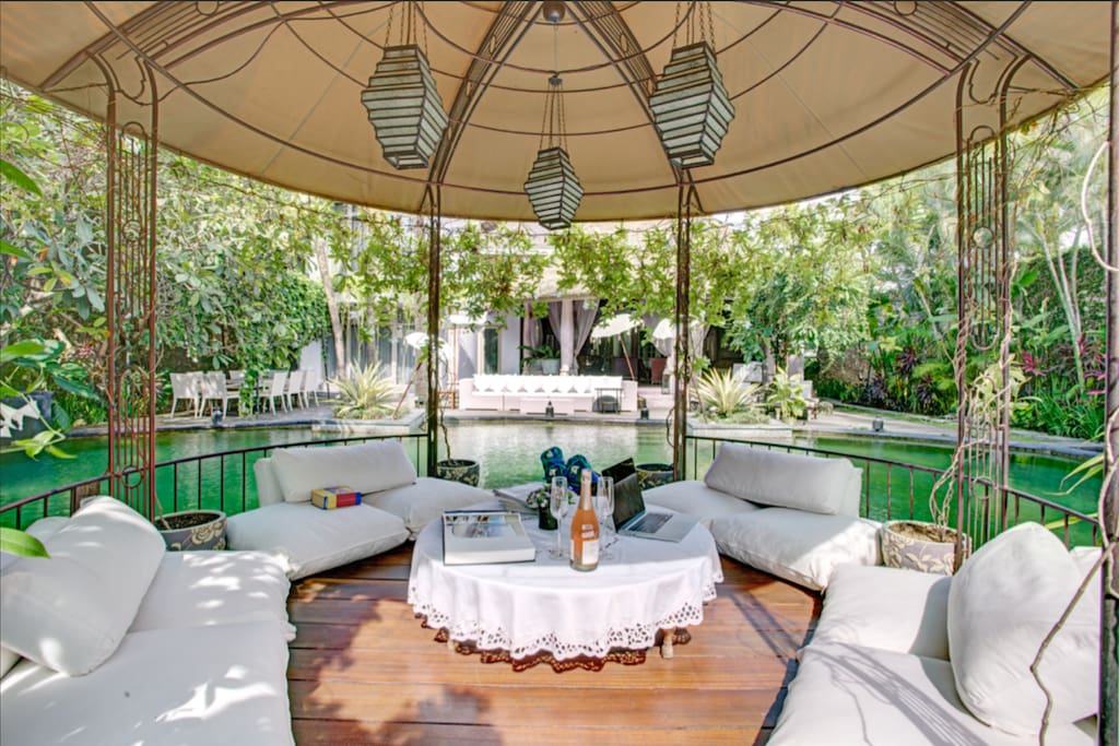 Enjoy the outdoor bungalow right next to the pool. Bring your iPad, read your favourite book or maybe sip some wine!