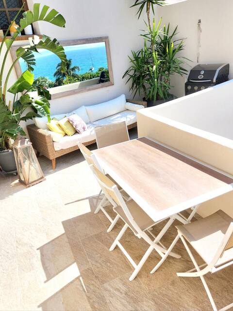 Beachfront apartment with stunning sea views