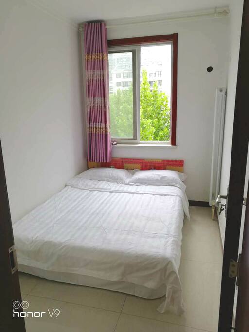 小床1.5m*2.2m,三星酒店级床上用品,随客清洗消毒。
