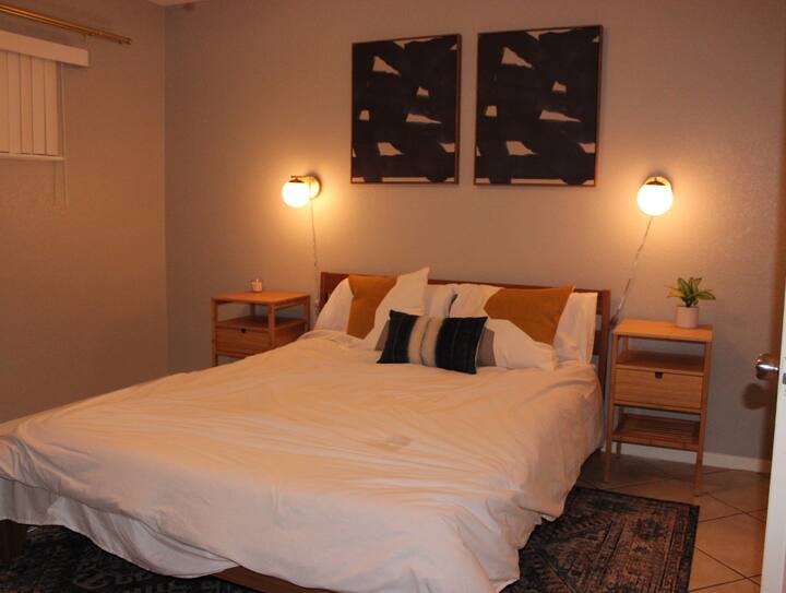 ห้องนอนควีนไซส์พร้อมโต๊ะทำงาน