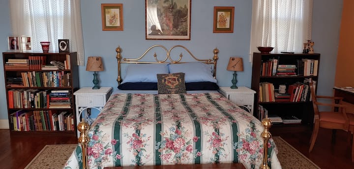 Მთავარი ოთახი Queen-ის საწოლით.