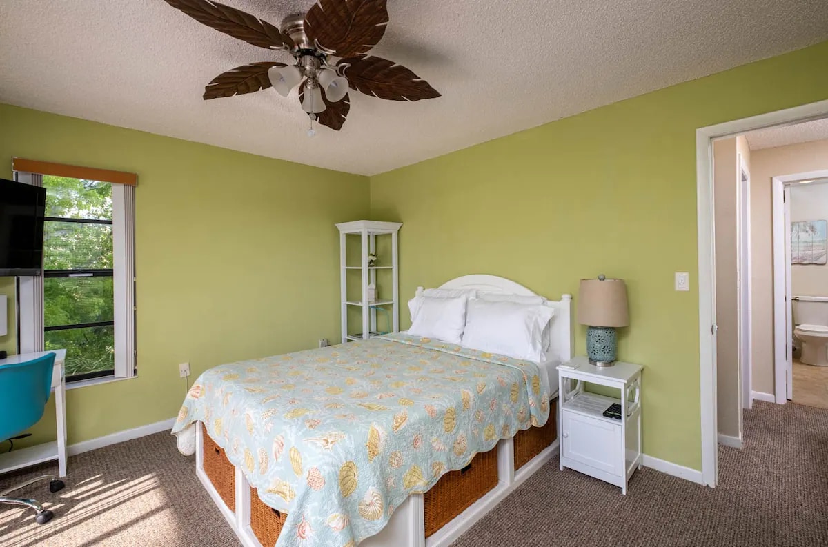 Dormitorio principal del tercer piso con colchón de espuma viscoelástica tamaño queen.  Escritorio con impresora.