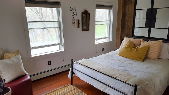 Bedroom 2
Queen bed, 2 memory foam pillows, 2 plush pillows. Firm mattress