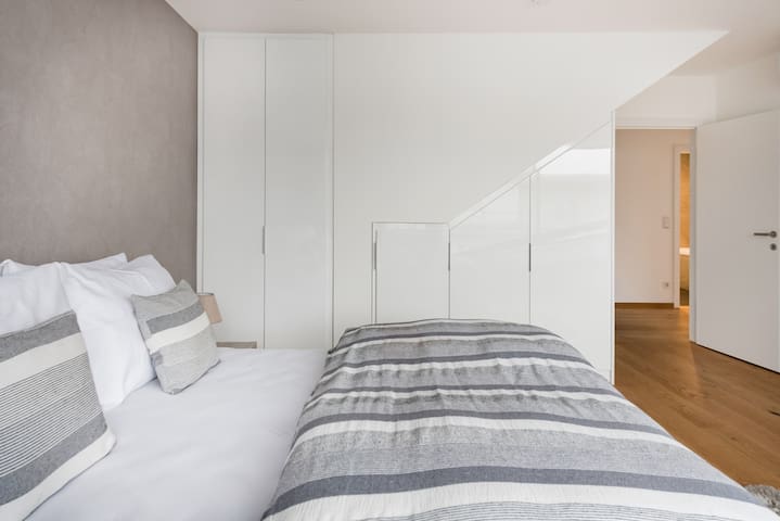 Wattgasse Penthouse with Panoramic Skyline Views gallery image 2