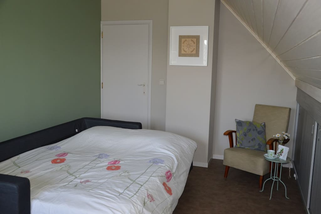Slaapkamer met tweepersoonsbed/First bedroom