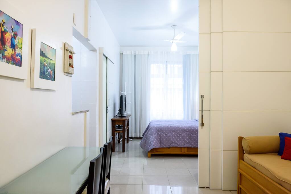 Vista da sala e do quarto com destaque da porta divisória decorativa