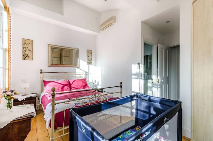 Hoofdslaapkamer met eigen badkamer