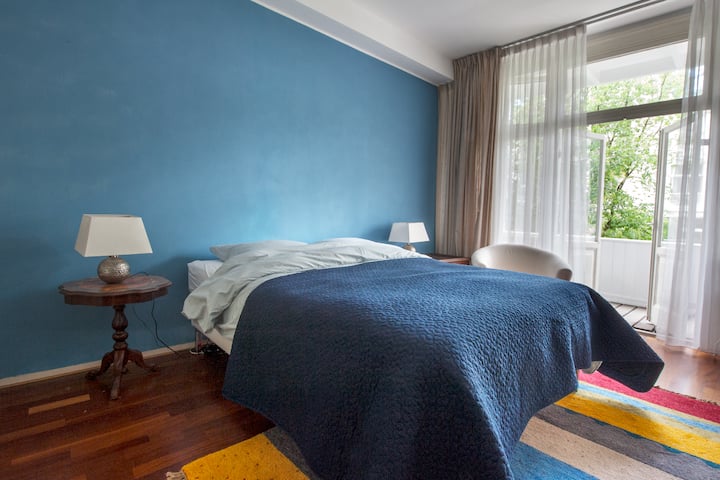 غرفة رئيسية مع باب إلى الشرفة