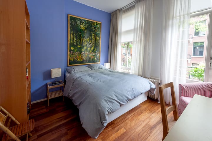 غرفة نوم ثانية مع باب إلى الشرفة على جانب الشارع من الشقة. إنه حي هادئ. والسرير مريح.