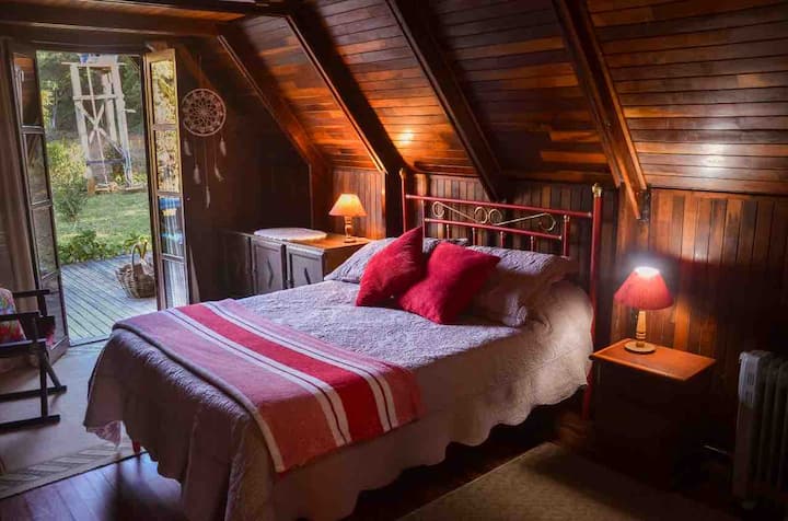 Chambre double au rez-de-chaussée, accès au patio.