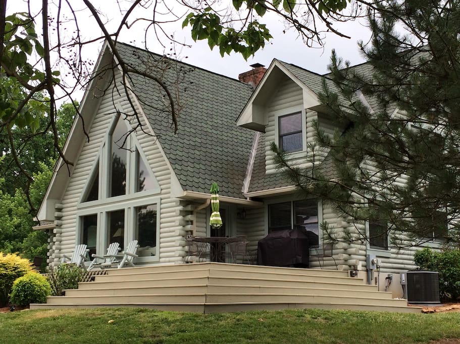 Cabin on Lake Bowen w/ lake access TIEC 20 min Cabins for Rent in