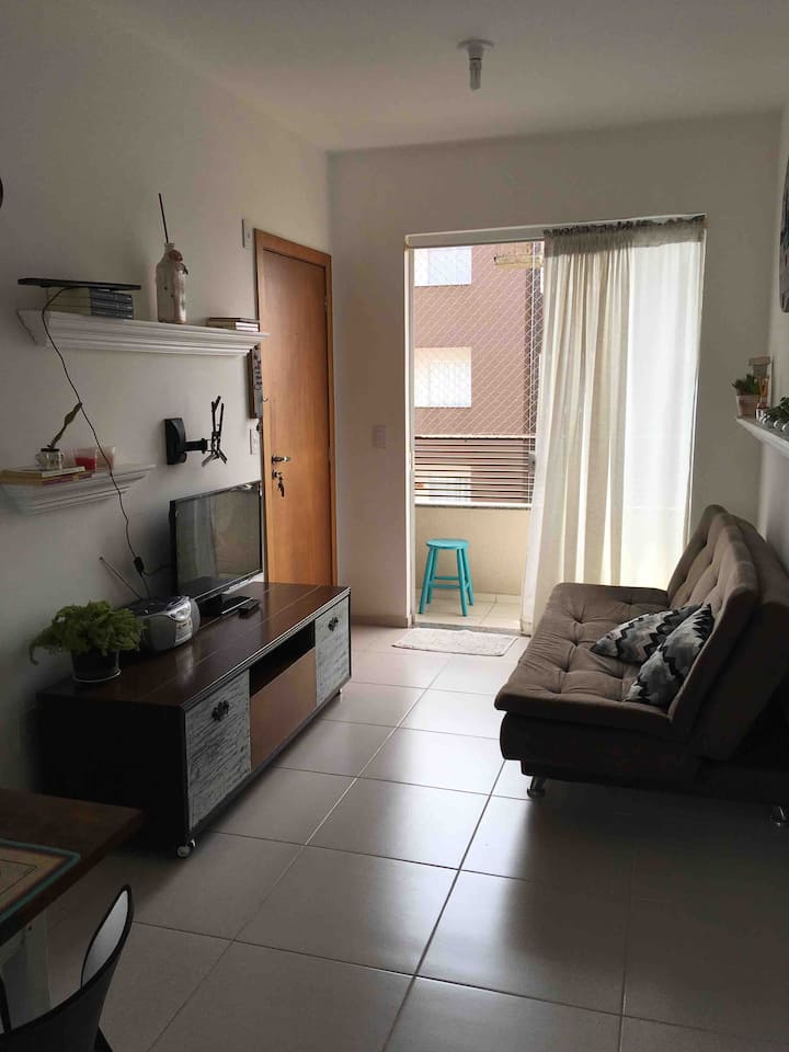 غرفة مريحة بسرير متحرك وشرفة 