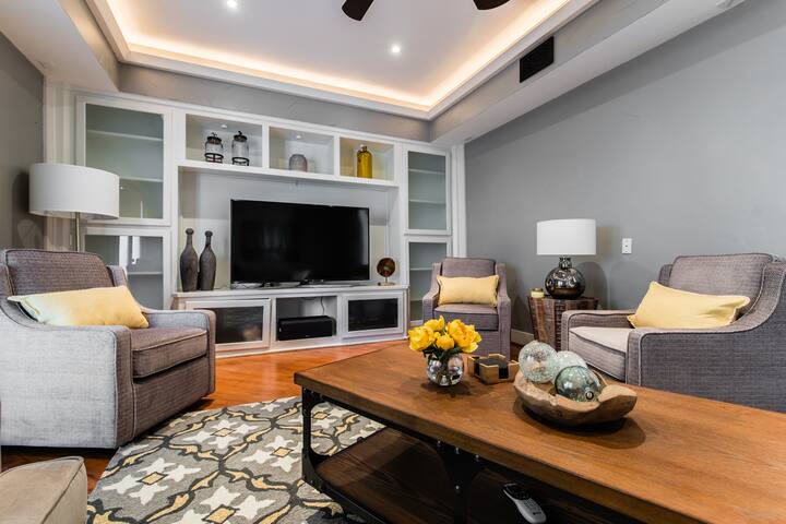 Downtown 4 Bed with Pool and Spa! Near It All! gallery image 5