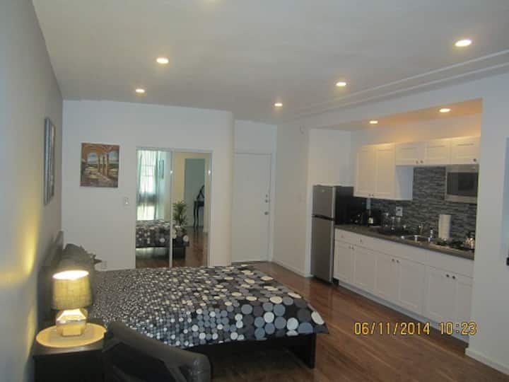 Great Studio In Hollywood ! - West Hollywood, CA