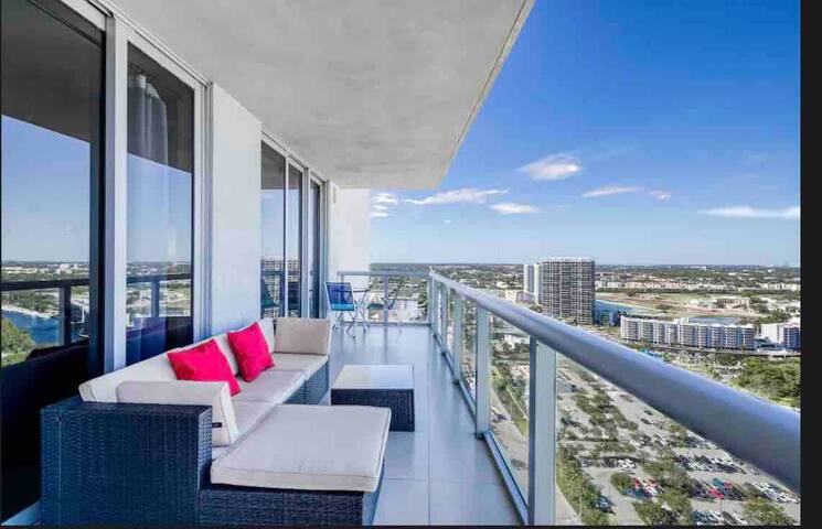 Stunning waterfront Penthouse Suite 2BD/2BA gallery image 3
