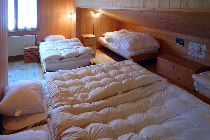 chumba cha kulala na vitanda vitano