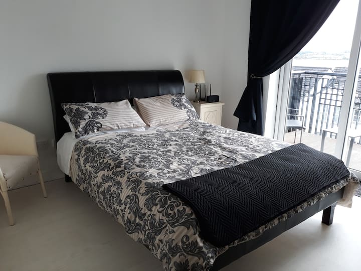 Master bedroom with  kingsize bed for comfort. Patio doors leading to your balcony where you can enjoy breathtaking views