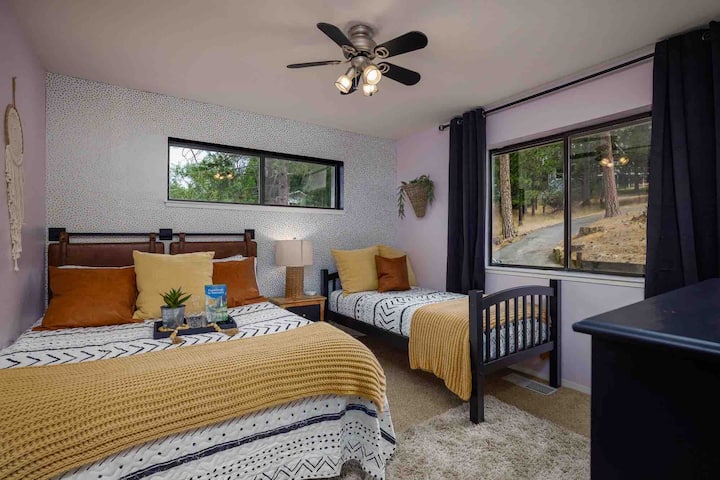 Queen and twin bed.  This room has a Tv. 