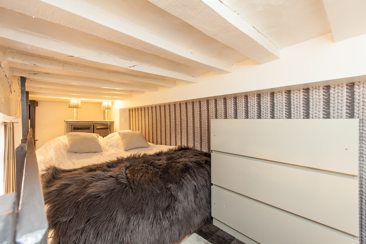 საძინებელი სივრცე ანტრესოლზე, მყუდრო ალკოჰოლი კოჭების ქვეშ. 