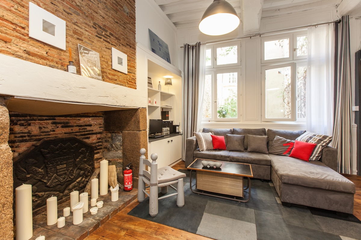 Მისაღები ოთახის სხვა ხედი, რომელიც ღიაა ცალკე გარე ეზოთი