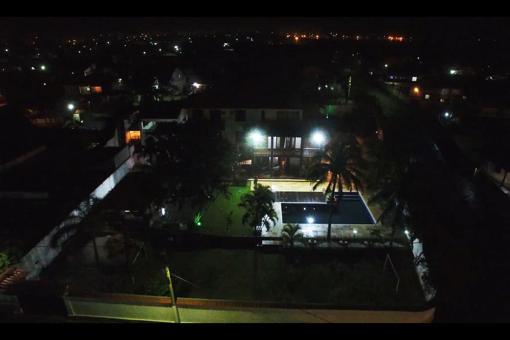 Casa vista de cima a noite. - área externa bem iluminada -