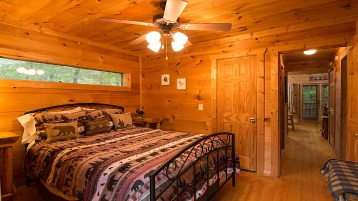 第二间卧室可俯瞰大厅