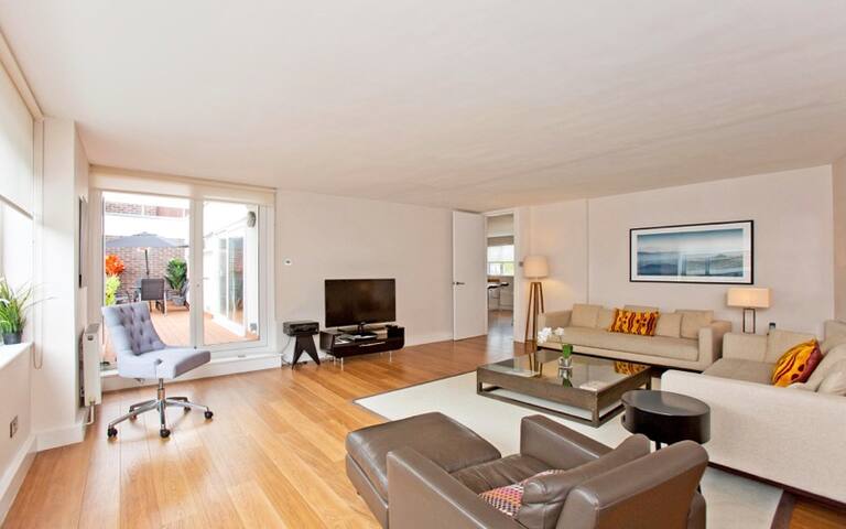 Stunning and Spacious Penthouse on Sloane Avenue gallery image 4