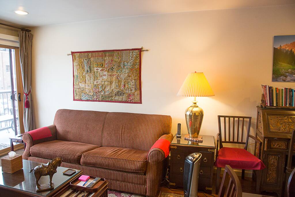 Seating for 4 in the living room