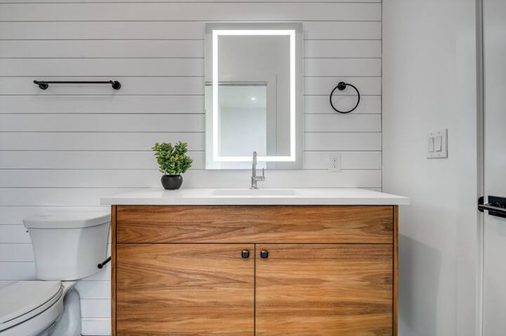 Modern Home Minutes from Downtown Austin gallery image 2